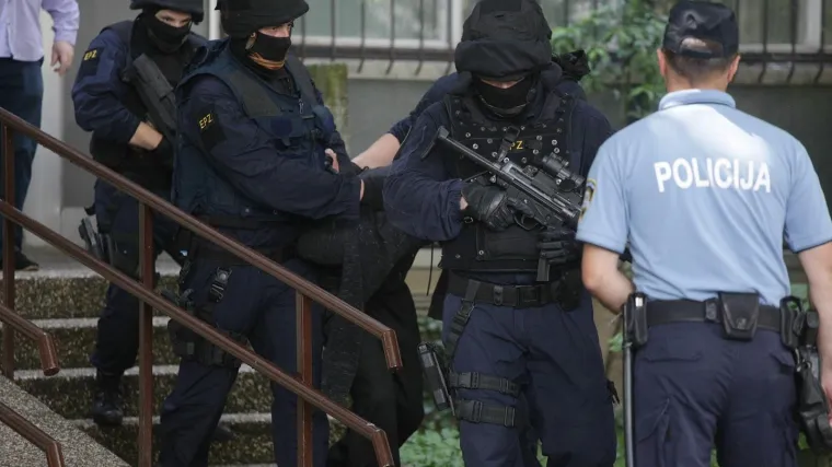 Razbili zločinačku grupu koja je dilala drogu; Istražitelji upali u kuće, pronađena droga, oružje, euri....