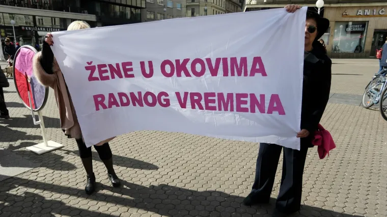 Žene u okovima nasred Jelačićeva trga: 'Slabije smo plaćene, a radimo noćne i stalno nas diskriminiraju'