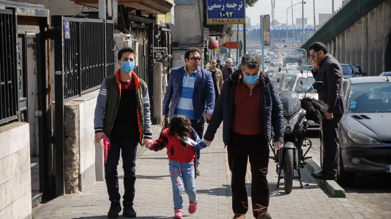 U Iranu 27 ljudi umrlo od alkohola vjerujući da liječi koronavirus