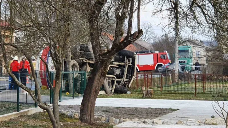 Jedna osoba poginula u sudaru kamiona i automobila; tisuću litara ulja iscurilo iz cisterne u okoli&scaron;