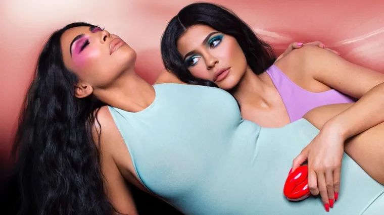 Kim i Kylie izbacile obline u bikinijima, a fanove jo&scaron; jednom zapanjila njihova sličnost