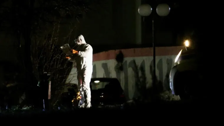 Djelatnici saniteta u posebnim odijelima dovode putnike s trajekta Marko Polo u splitsku karantenu