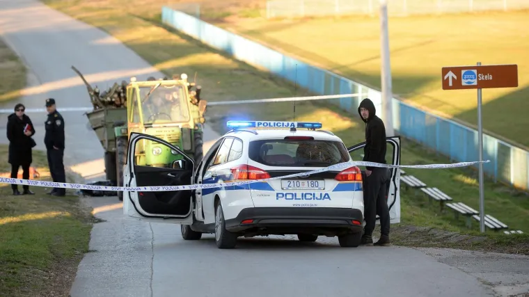 Poginuo traktorist: Teretnjak pretjecao traktor, udario u njega i odbacio ga u putni jarak
