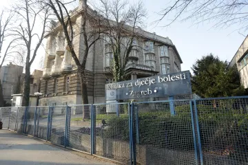 Nesreća u Zagrebu: Dijete pretrčavalo cestu, podletjelo pod auto i teško stradalo