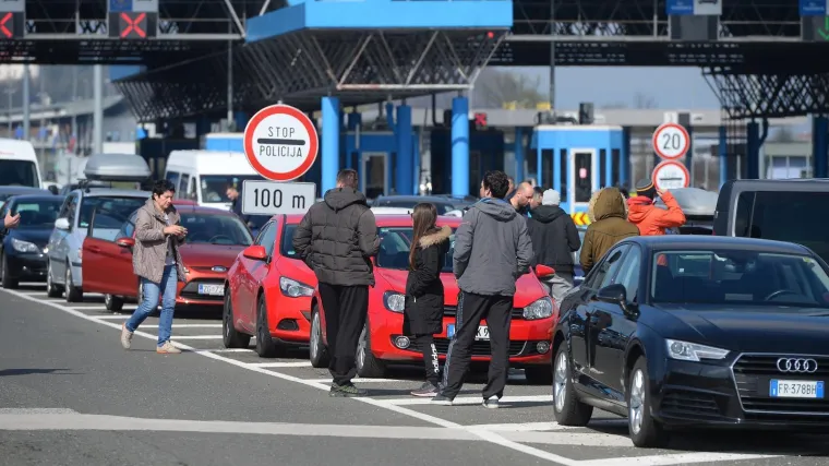 Kaos na hrvatskoj granici: 'Čekamo 16 sati, vodu i hranu dijelimo između sebe. Sram me'