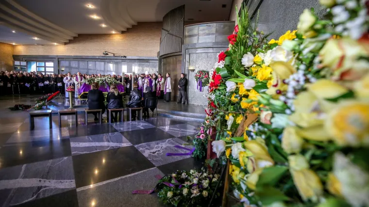 Epidemija koronavirusa mijenja pravila i na grobljima: Pokopi u krugu obitelji, naklon za sućut...