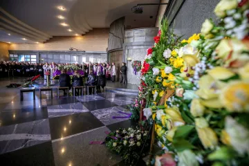 Epidemija koronavirusa mijenja pravila i na grobljima: Pokopi u krugu obitelji, naklon za sućut...