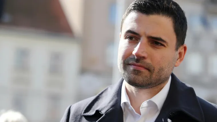 Želi zatvoriti kafiće, restorane, trgovačke centre, a nastavnici bi, kaže, trebali raditi od kuće