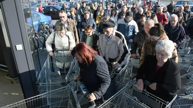 Građani se gurali kolicima kako bi osigurali namirnice