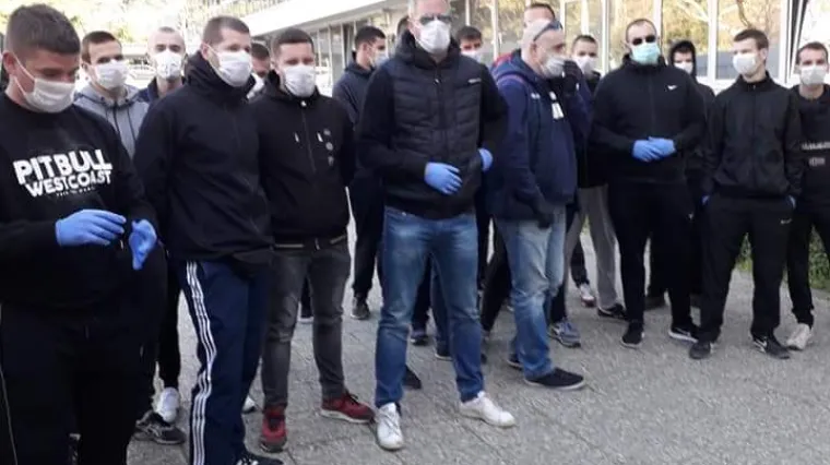 FOTO Momci iz Torcide pomažu u selidbi bolnice u Splitu: 'Ovo je jedan od najvećih izazova za nas i grad'