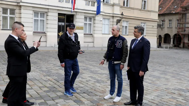 Fotkao se s prolaznicima na udaljenosti manjoj od jednog metra