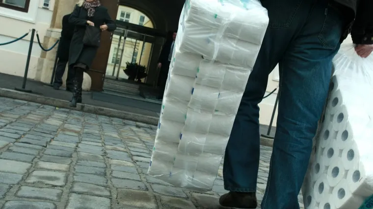 Zašto je nastala tolika pomama za toaletnim papirom? 'Kad ljudi osjećaju da stvari izmiču kontroli...'