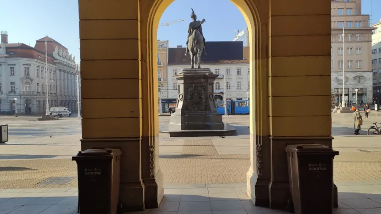 FOTOGALERIJA: Nove mjere stupile na snagu, Zagreb opustio, trgovine zatvorene, tramvaji gotovo prazni