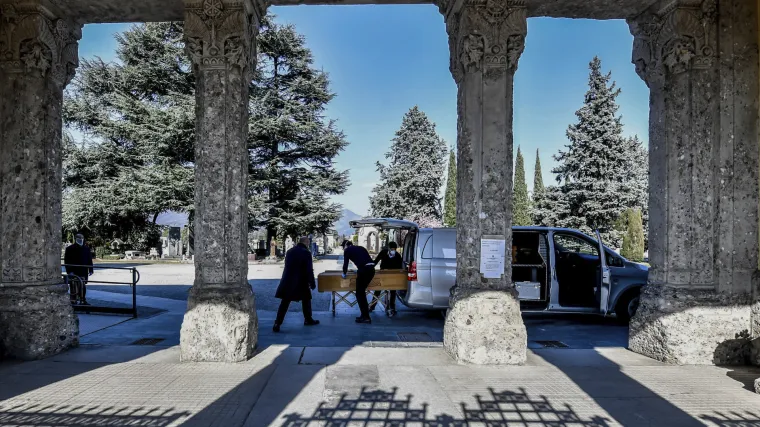 VIDEO Bolne scene: Vojska odvozi lijesove s groblja u Bergamu na kojem vi&scaron;e nema mjesta