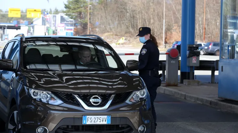 Ograničava se izlazak iz zemlje, privremeno je zabranjen prelazak svih granica