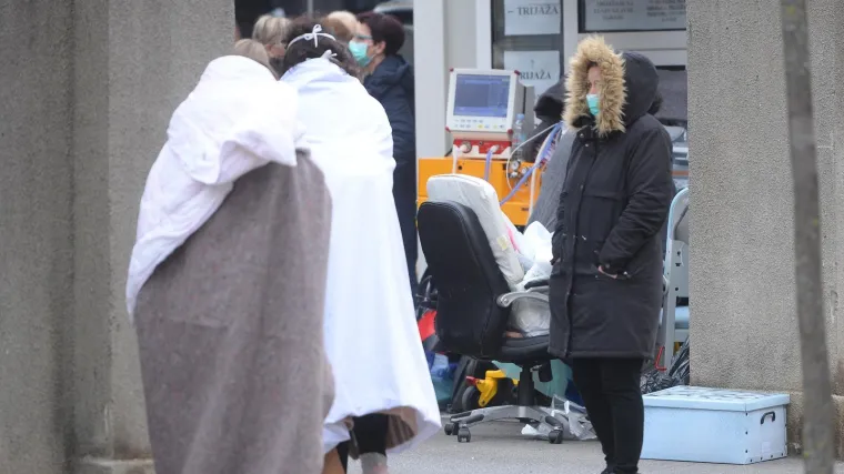 'Trčali smo s klincima u naručju niz stepenice pune žbuke i pločica'