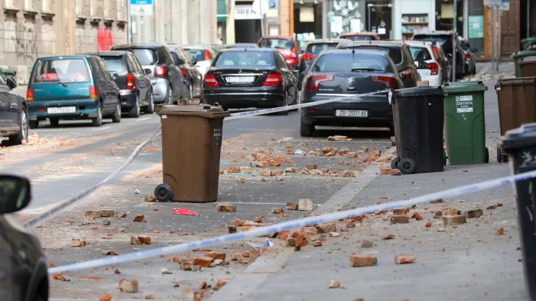 'Ne hodajte središtem grada niti blizu oštećenih građevina'