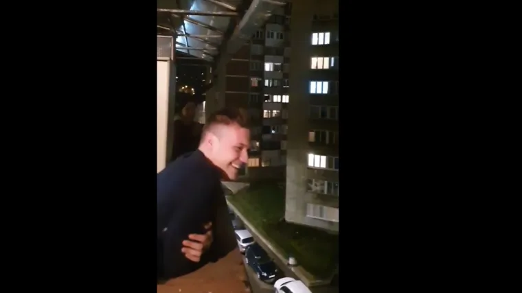 I Zenica poslala podr&scaron;ku Zagrebu: Sa balkona pustili pjesmu "Rođen u Zagrebu"