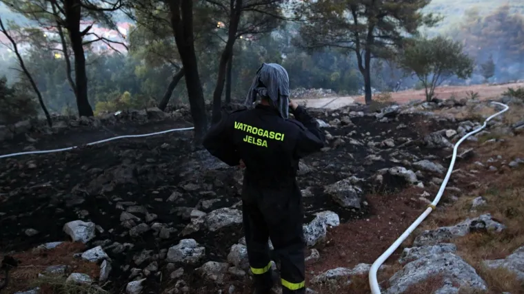Ostao je dio na nepristupačnom terenu; ga&scaron;enje ometa jaka bura