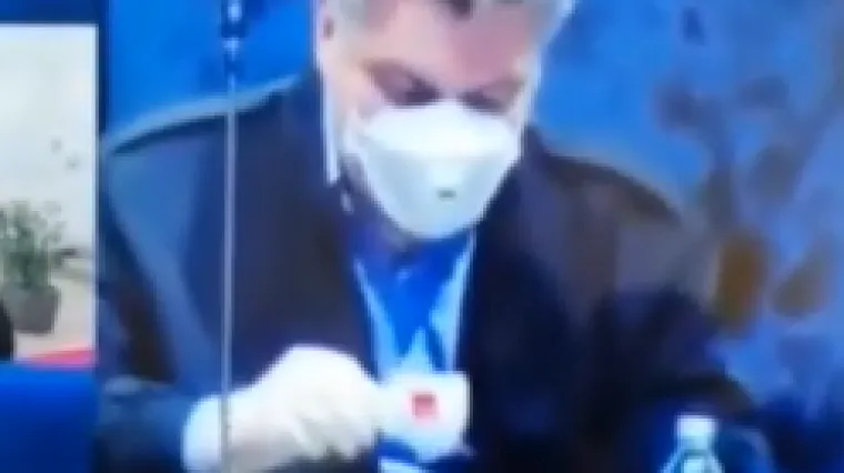 Htio je popiti kavu, ali je skužio da ima masku. Njegova faca je sve