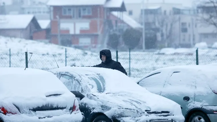 Nakon koronavirusa i potresa stigao nam je i snijeg u proljeću! Promet u prekidu zbog olujnog vjetra