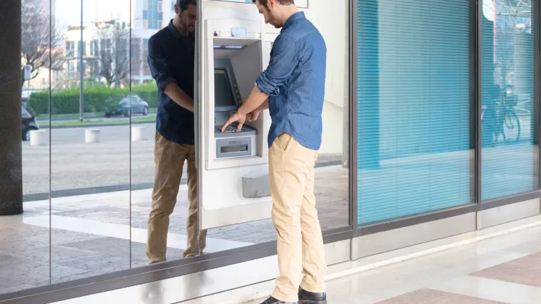 HNB preporučio ukidanje naknade za podizanje novca na bankomatima drugih banaka. Jedna je već ukinula!