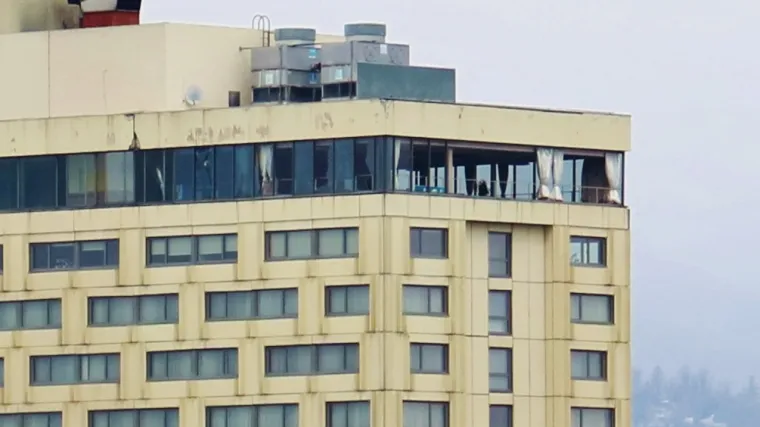 FOTO: Razbijena stakla na vrhu hotela Westin, stvari ispadale van?