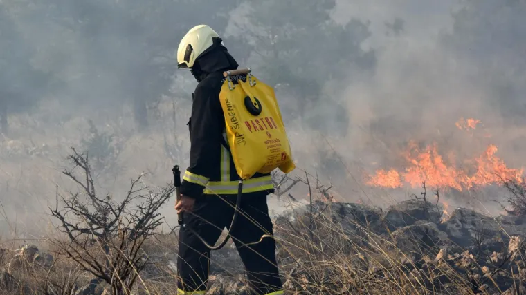Na Braču izgorjelo 1.5 hektara borove &scaron;ume