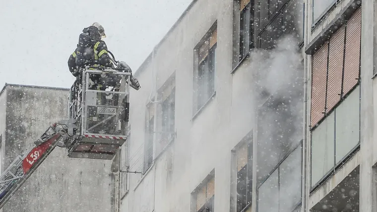 VIDEO/FOTO Izgorio stan u Novom Zagrebu: Požar izazvali opu&scaron;ci bačeni u plastični ko&scaron; na terasi