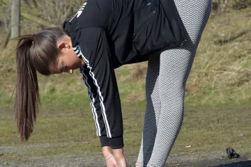 NEODOLJIVE OBLINE UTEGLA JE U TAJICE I OSKUDNI TOPIĆ: Reality zvijezda demonstrirala je koliko je fleksibilna