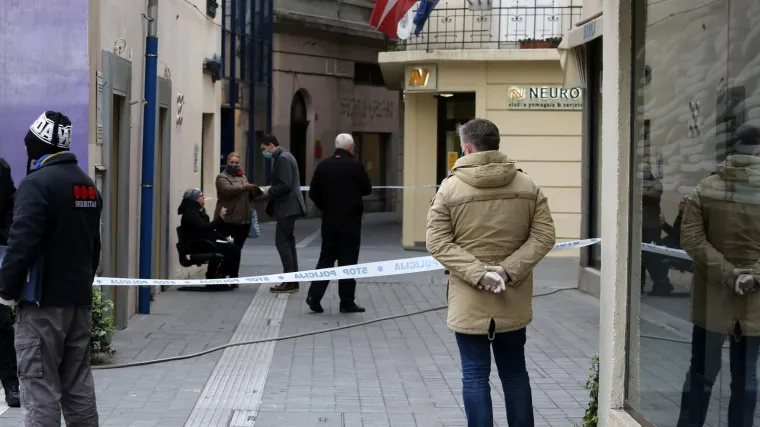 FOTO U centru Rijeke: Razbojnici opljačkali poslovnicu Istarske kreditne banke, ne zna se koliko su odnijeli