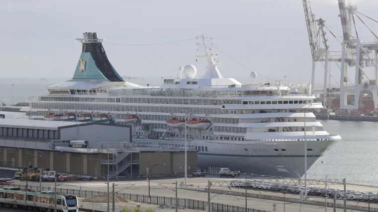 Kruzeru Artania s vi&scaron;e desetaka zaraženih dopu&scaron;teno uplovljavanje