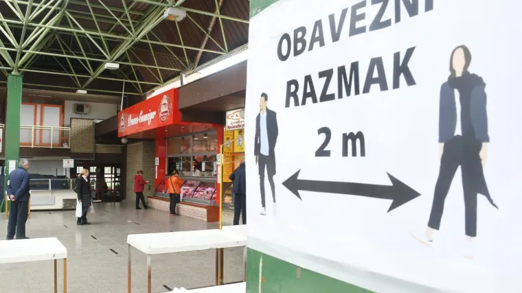 FOTO S maskom na licu u kupovinu: Uz stroge mjere otvorene trgovine na gradskim tržnicama