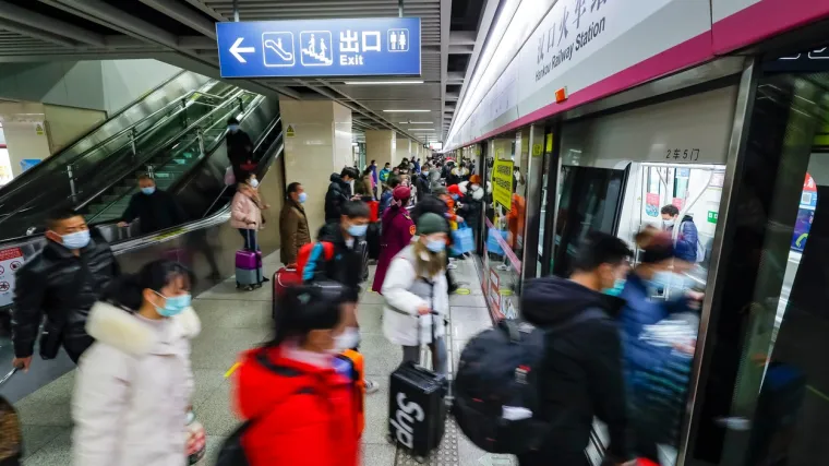 Ljudi se vraćaju u grad, metro opet vozi