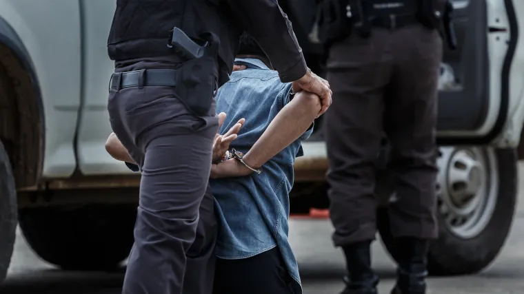 Ušao u policijsku postaju i kašljao na policajku tvrdeći da ima COVID-19, dok je prijatelj snimao