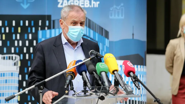 Bandić sazvao konferenciju za medije, upala i policija: 'Držite li potreban razmak?'