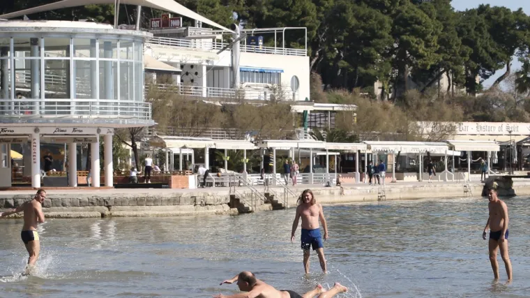 Na Bačvicama privedene dvije žene i muškarac: 'Uhvatio me za ruku i potezao prema autu'