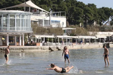 Na Bačvicama privedene dvije žene i muškarac: 'Uhvatio me za ruku i potezao prema autu'