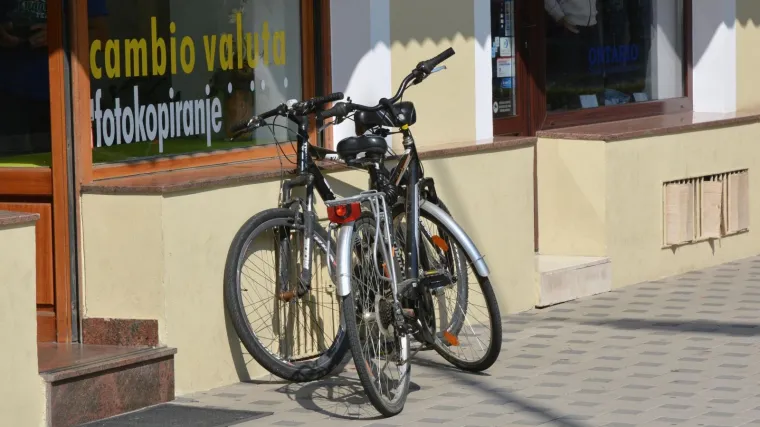 Brutalno razbojni&scaron;tvo: Mladići premlatili mu&scaron;karca po glavi i ukrali mu - bicikl!