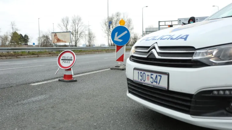 Dvojica zvjerski cipelare mladića, u jednom trenutku kreću ga udarati po glavi
