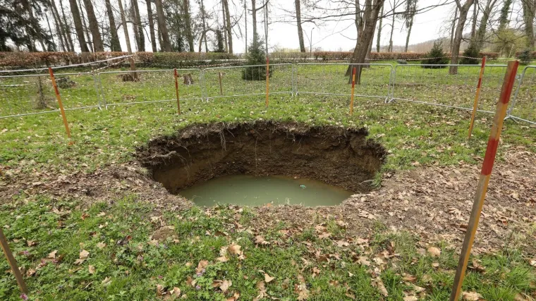 U Stubičkim Toplicama se nakon jakog potresa otvorila velika rupa u zemlji