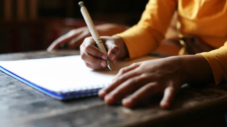 Dječak opisao dan u izolaciji u svojoj obitelji: 'Mama pije kavu za ručak. Tata gleda TV i leži ko trut'