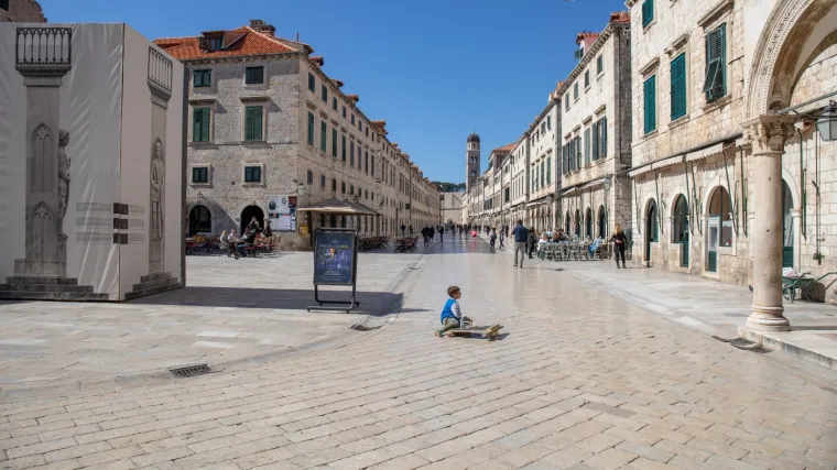 Dvostruko kr&scaron;enje samoizolacije: Osoba prvo oti&scaron;la na drugu adresu, a onda iz Dubrovnika u Split