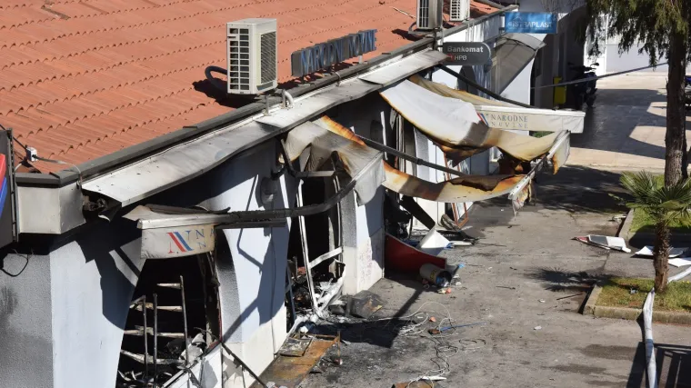 FOTO Dramatično u Istri: Plinom raznijeli bankomat i zazvali požar, provalili u banku, zapalili auto...