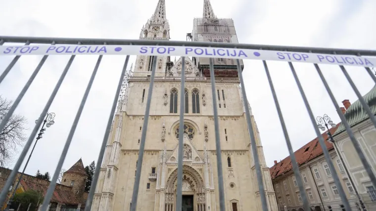 Kamenje je u padu o&scaron;tetilo krov i galerije, ima i pukotina u svodu
