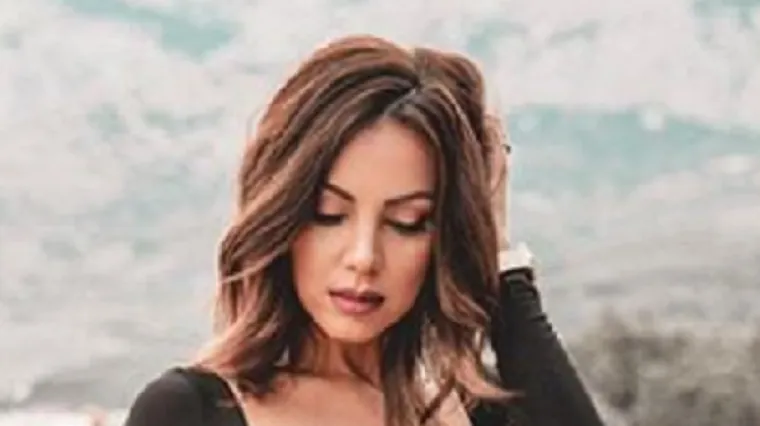 U oskudnom outfitu izbacila je duge noge i ooogromni dekolte