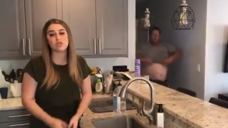 Novinarka snimala reportažu od kuće, a onda je u kadar uletio njen tata i sve upropastio