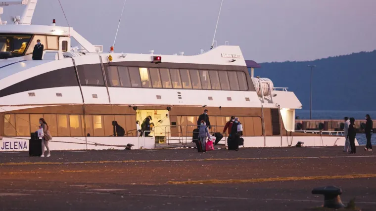 U zadarsku luku uplovio Jadrolinijin katamaran: Hrvati koji su zapeli u Italiji napokon su se vratili kući