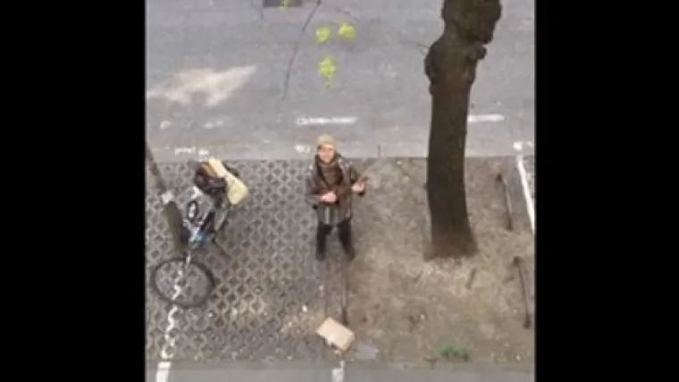 Olak&scaron;avanje izolacije: Zagrebački učitelj obilazi učenike i pjeva im pod prozorom