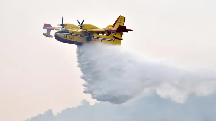 Gase ga vatrogasci, kao i Canadair i Airtractor iz zraka